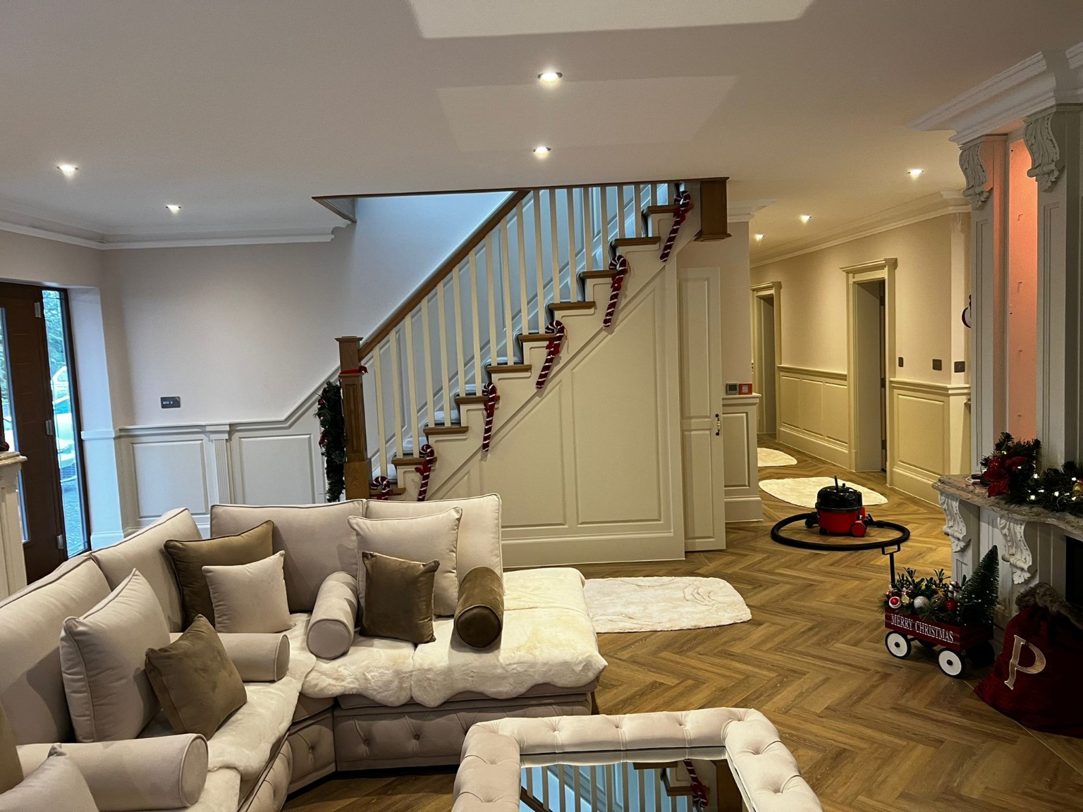 Completed luxury living room and decorative joinery